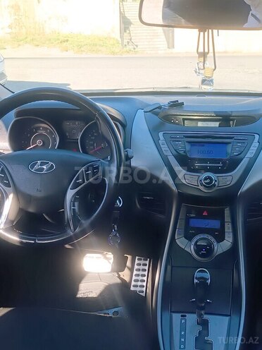 Hyundai Elantra-12