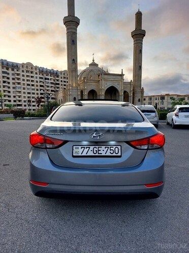 Hyundai Elantra-12