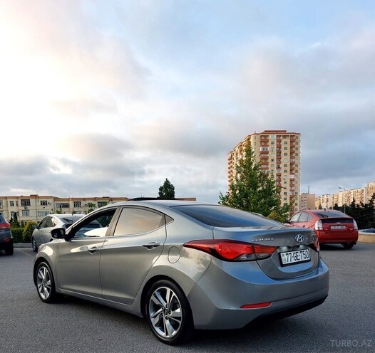 Hyundai Elantra-13