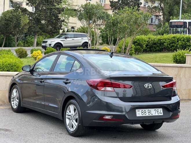 Hyundai Elantra-12