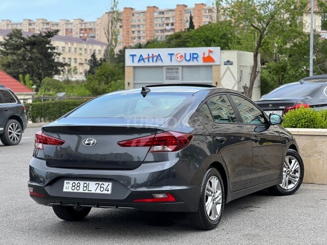Hyundai Elantra-13