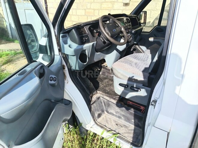 Ford Transit-9