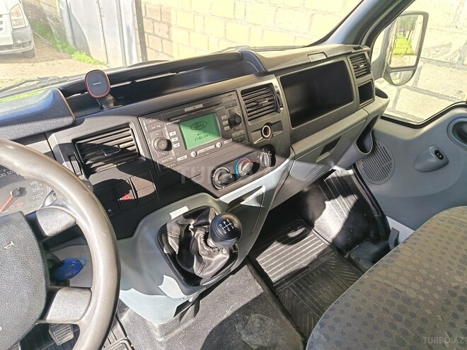 Ford Transit-5