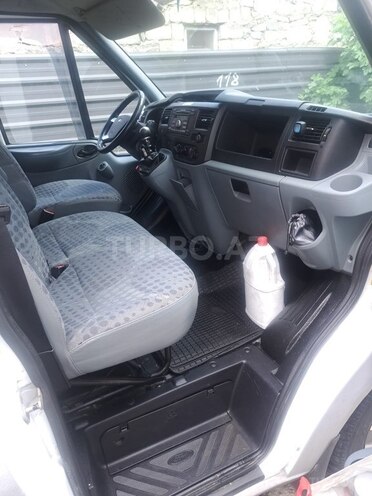 Ford Transit-12
