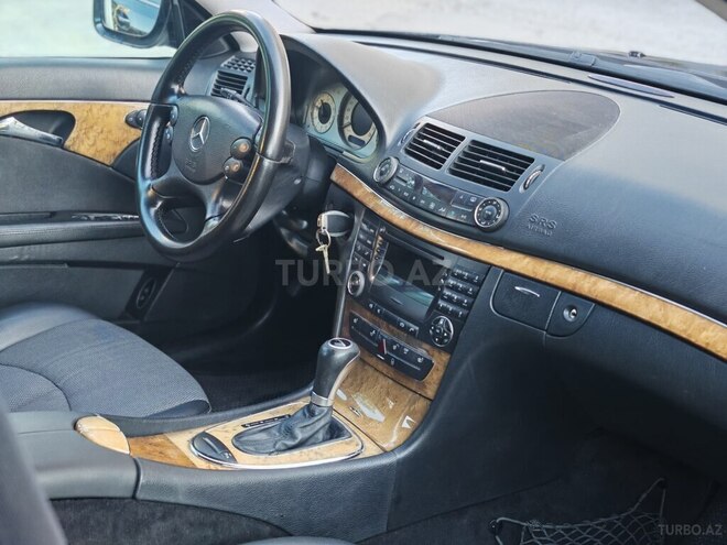 Mercedes E 220-11