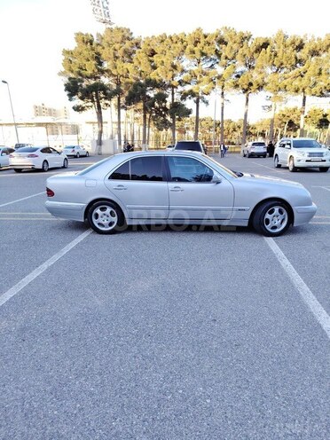 Mercedes E 220-11