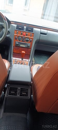 Mercedes E 240-6