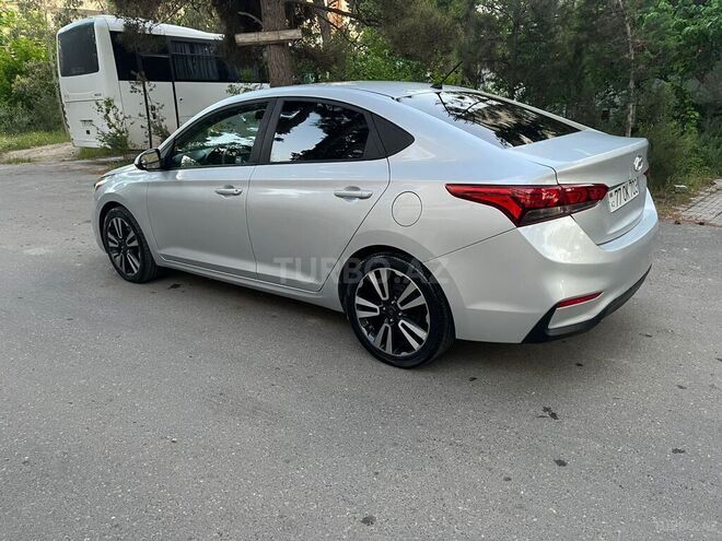 Hyundai Accent-4