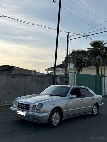 Mercedes E 220-1