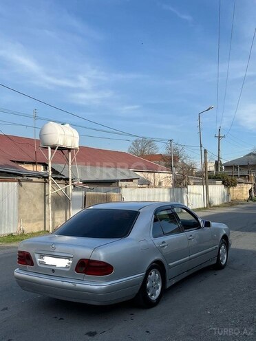 Mercedes E 220-2