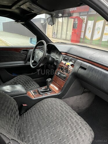 Mercedes E 220-4