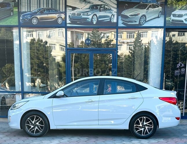 Hyundai Accent-12