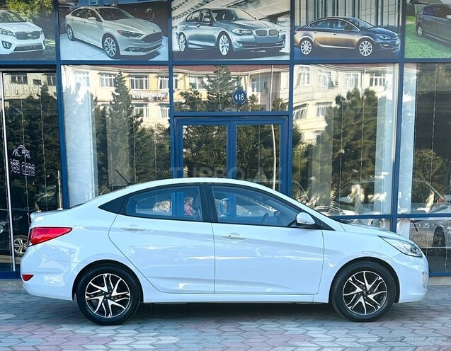 Hyundai Accent-11