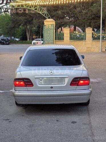 Mercedes E 240-2