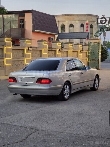 Mercedes E 240-5