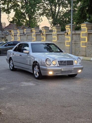 Mercedes E 240-4