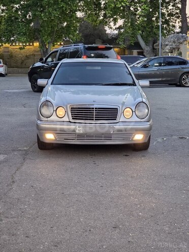 Mercedes E 240-1