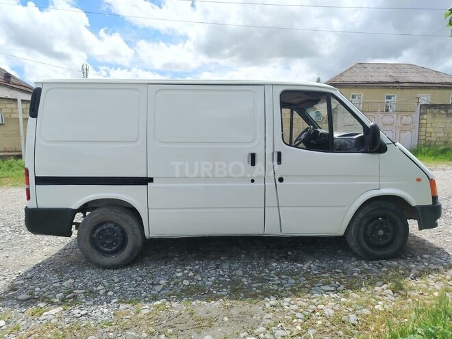 Ford Transit-4