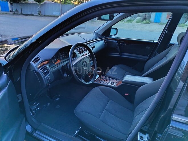 Mercedes E 240-8
