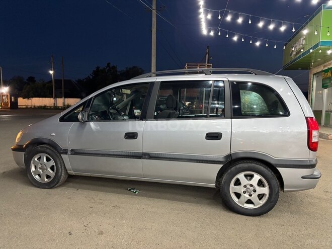 Opel Zafira-8