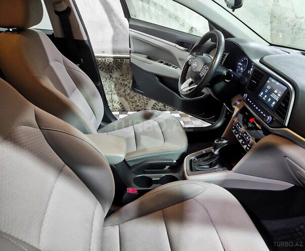 Hyundai Elantra-9