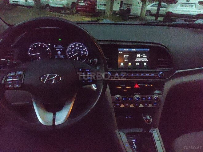 Hyundai Elantra-11