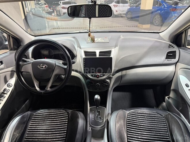 Hyundai Accent-12