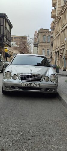 Mercedes E 270-1