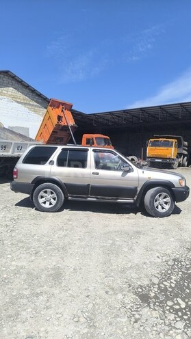 Nissan Pathfinder-2