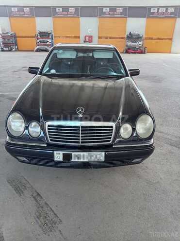 Mercedes E 240-1