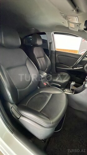 Hyundai Accent-12