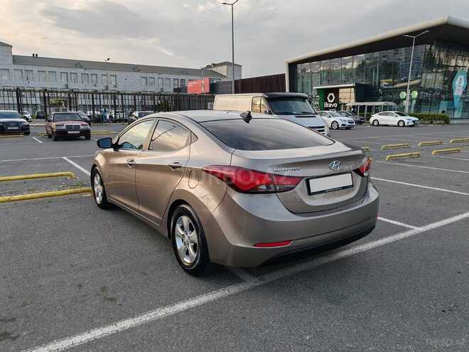 Hyundai Elantra-6