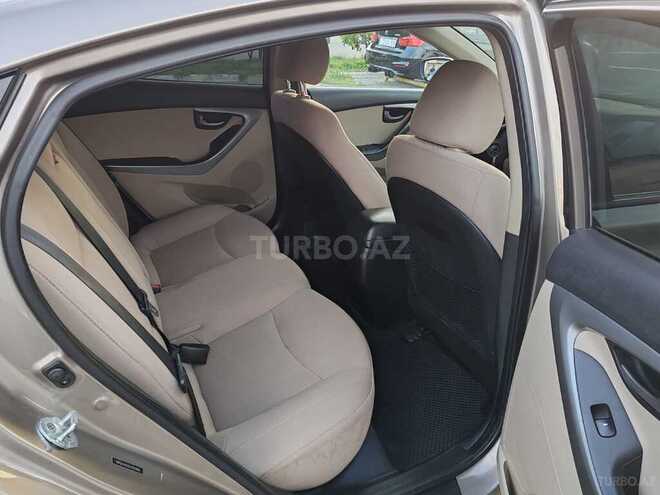 Hyundai Elantra-11