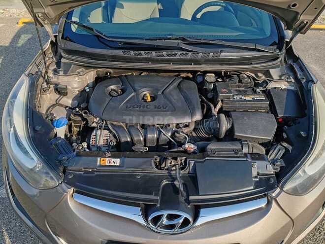 Hyundai Elantra-12