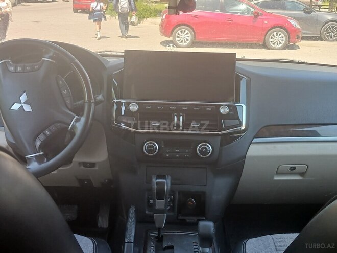 Mitsubishi Pajero-7