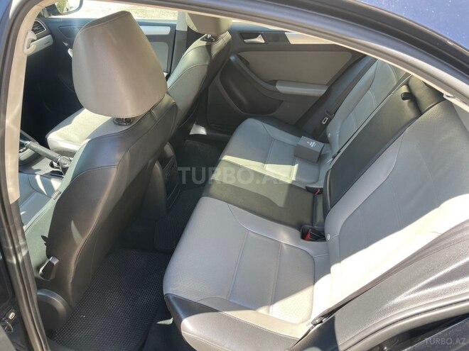 Volkswagen Jetta-13