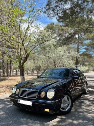 Mercedes E 240-1