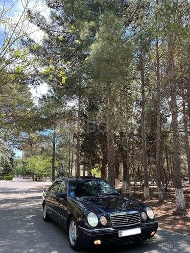 Mercedes E 240-5