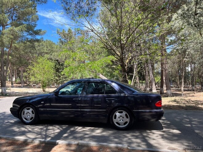 Mercedes E 240-11