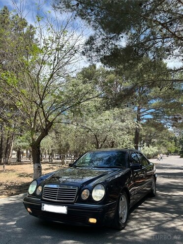 Mercedes E 240-4