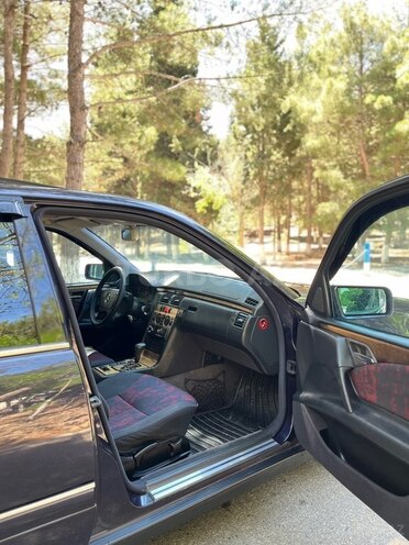 Mercedes E 240-17
