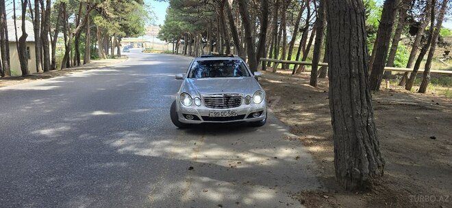 Mercedes E 220-11