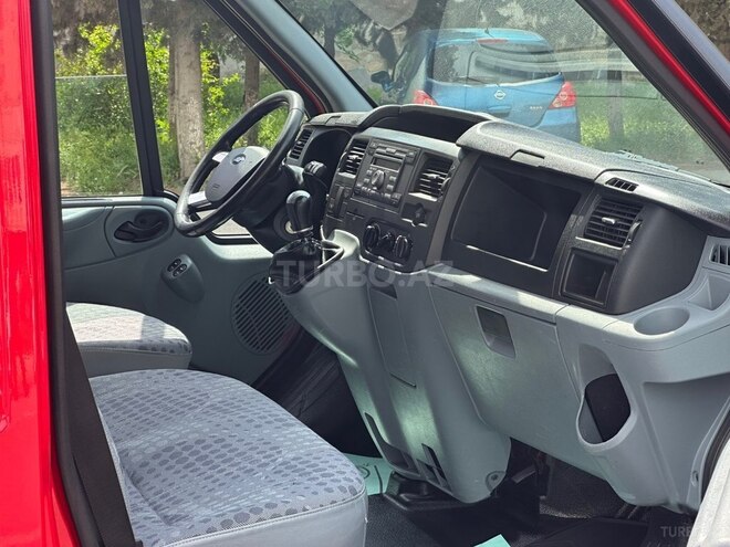 Ford Transit-12