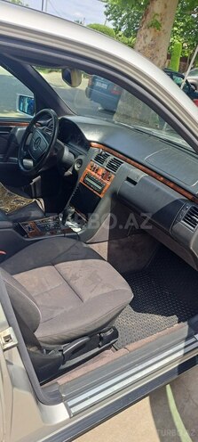 Mercedes E 240-6