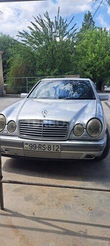 Mercedes E 240-1