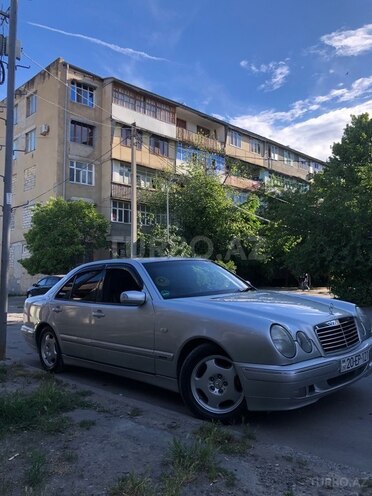 Mercedes E 200-10