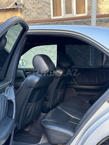 Mercedes E 200-11