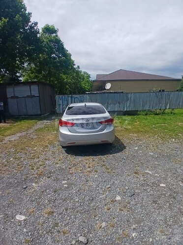 Hyundai Elantra-4