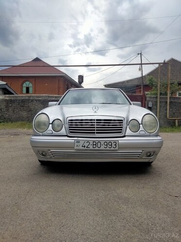 Mercedes E 230-1