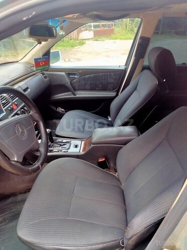 Mercedes E 230-3